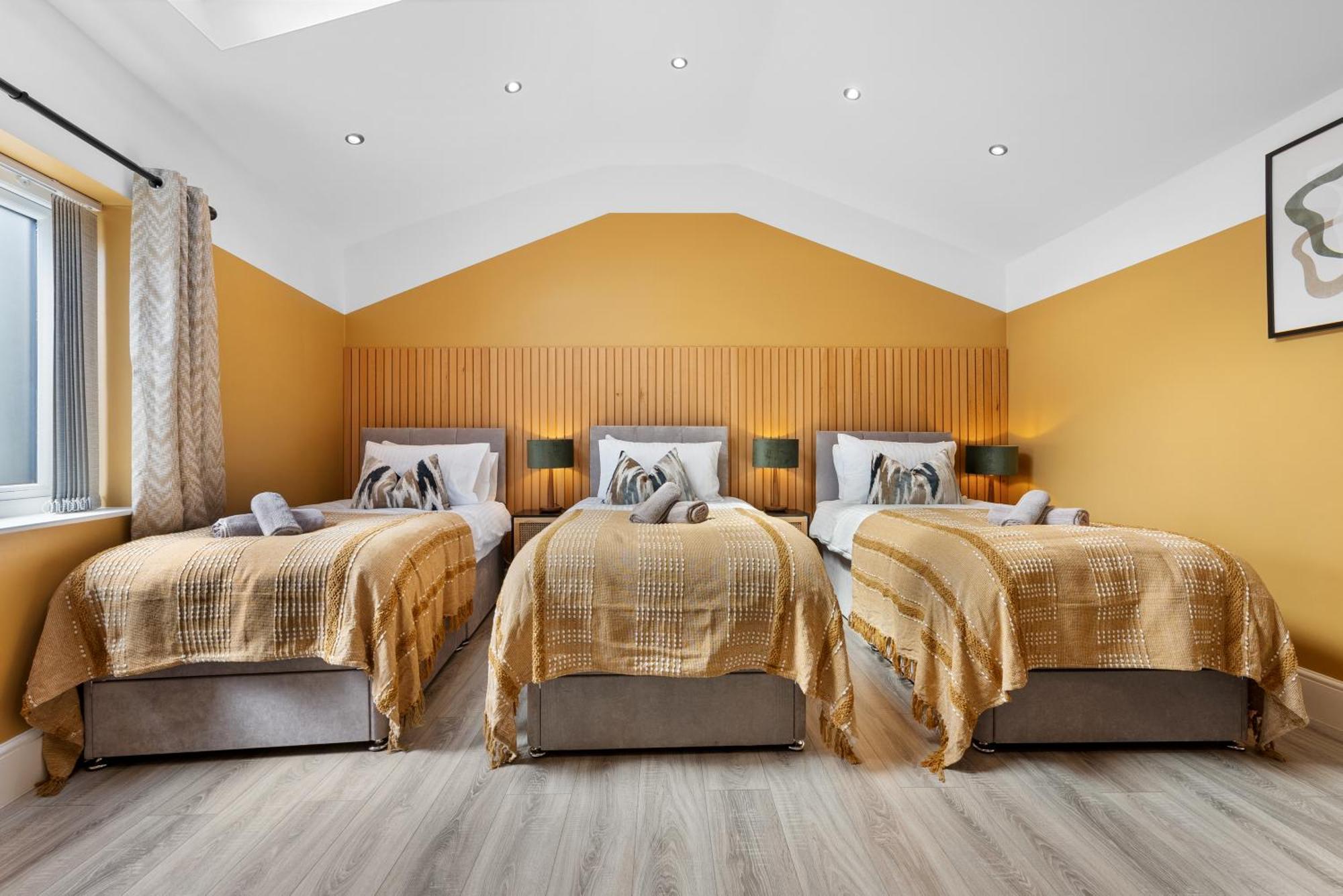 4-Bedroom Stunning Luxe, Spacious & Stylish Design House Bolton, Sleeps 11, With Parking Central Bolton, Links To Manchester, Pet-Friendly, Best For Groups! Work Contractors And Summer Special Offer! - By Blue Puffin Stays Farnworth Exterior foto