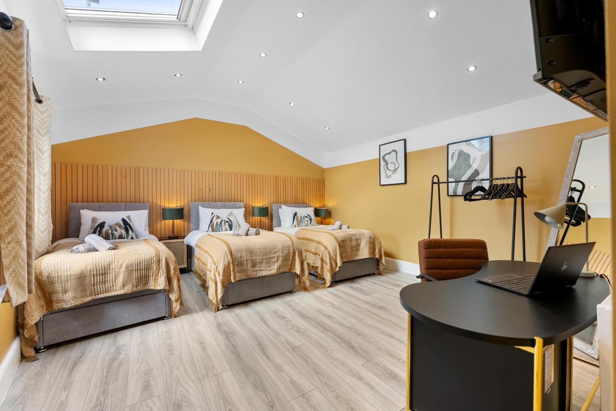 4-Bedroom Stunning Luxe, Spacious & Stylish Design House Bolton, Sleeps 11, With Parking Central Bolton, Links To Manchester, Pet-Friendly, Best For Groups! Work Contractors And Summer Special Offer! - By Blue Puffin Stays Farnworth Exterior foto