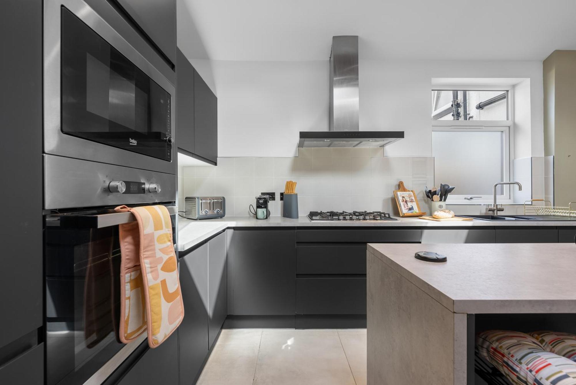 4-Bedroom Stunning Luxe, Spacious & Stylish Design House Bolton, Sleeps 11, With Parking Central Bolton, Links To Manchester, Pet-Friendly, Best For Groups! Work Contractors And Summer Special Offer! - By Blue Puffin Stays Farnworth Exterior foto